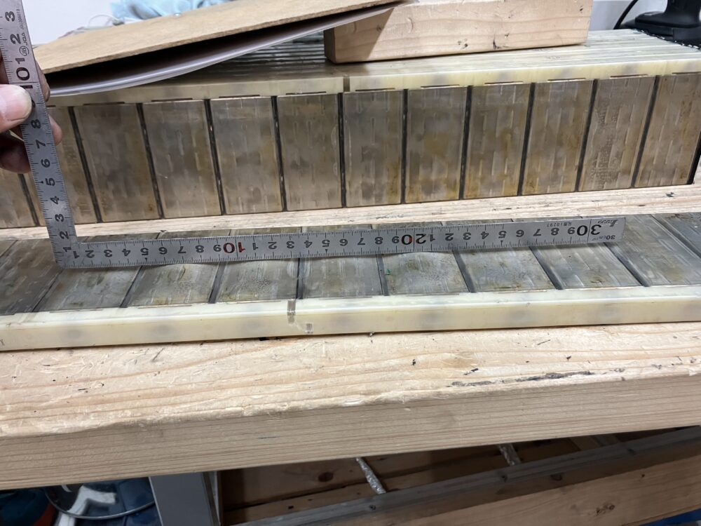 ハイブリッドバッテリーが劣化により膨張 劣化した12セルのハイブリットバッテリーが膨張