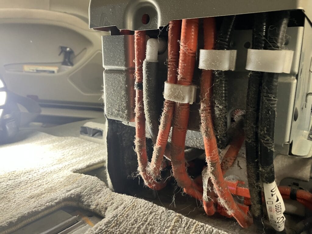 エスティマハイブリッドのハイブリッドバッテリーを分解する過程の画像④