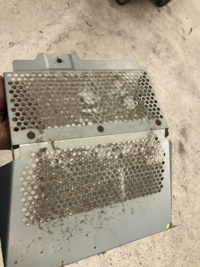 エスティマハイブリッドのハイブリッドバッテリーを分解する過程の画像①