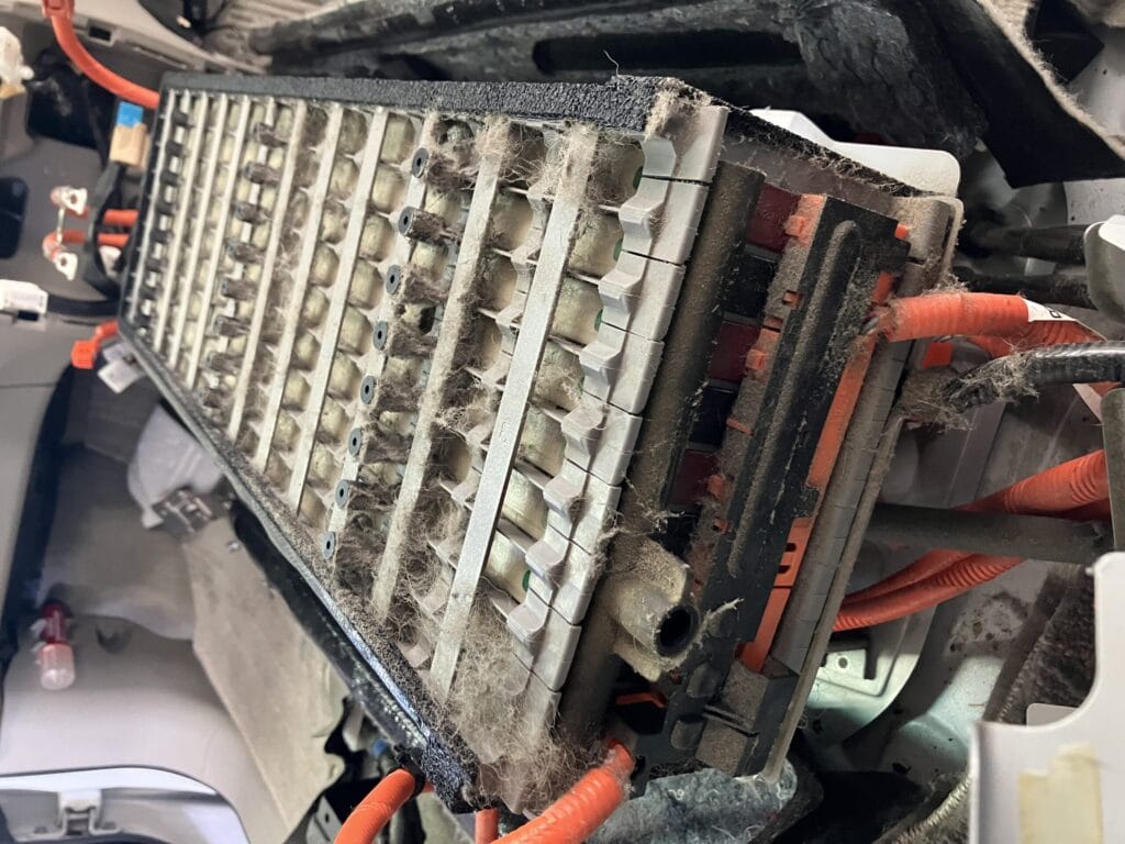 エスティマハイブリッドのハイブリッドバッテリーを分解する過程の画像⑤