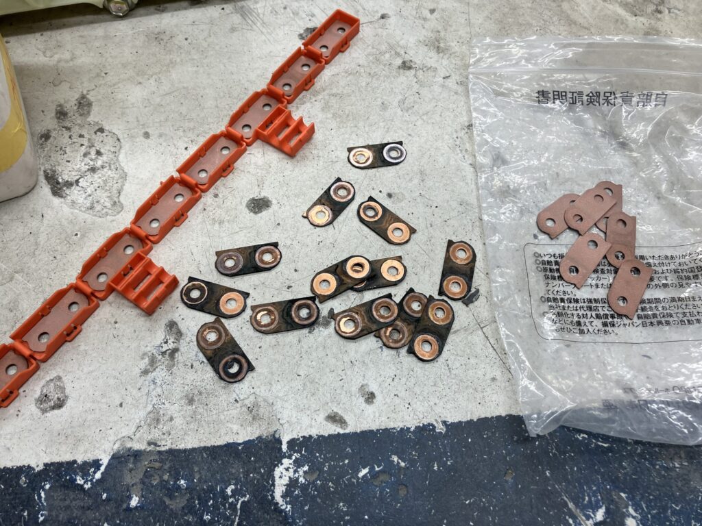 ノアハイブリッドのハイブリッドバッテリーを分解する過程の画像⑨