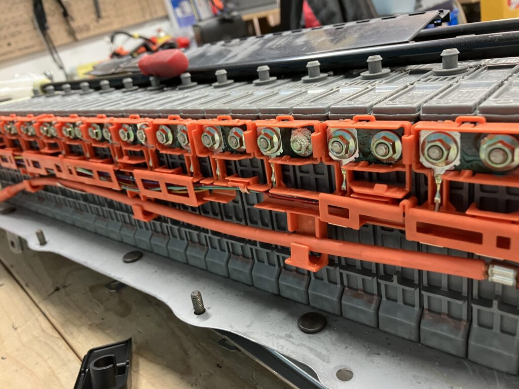 ノアハイブリッドのハイブリッドバッテリーを分解する過程の画像⑧