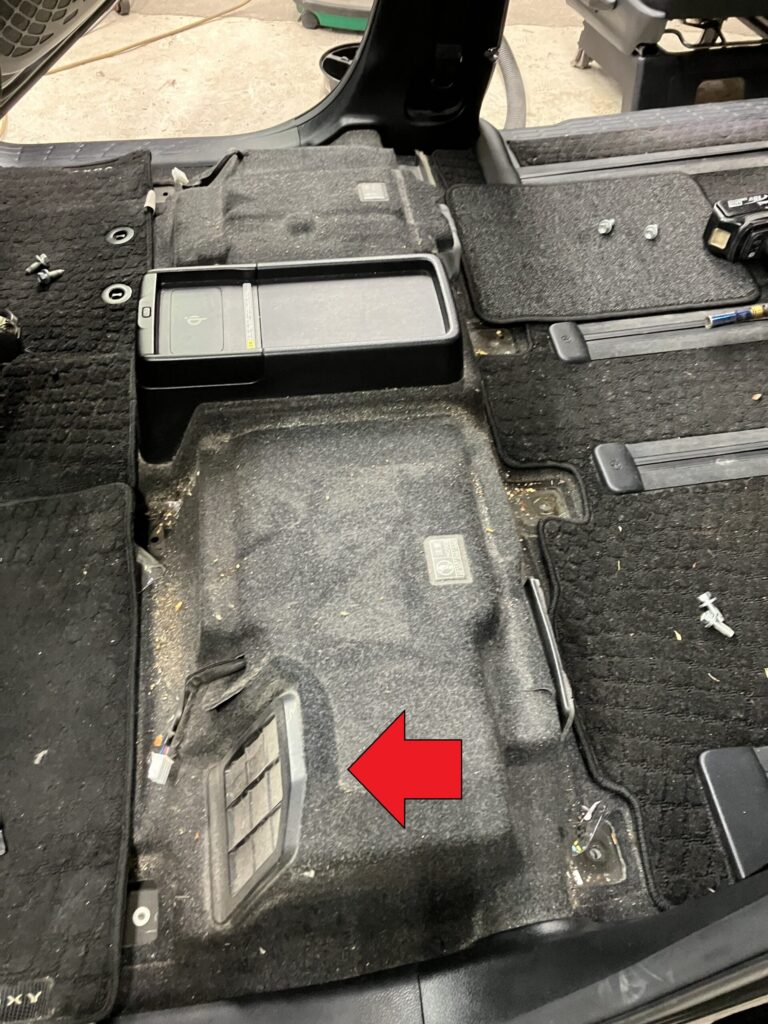 ノアハイブリッドのハイブリッドバッテリーを分解する過程の画像①