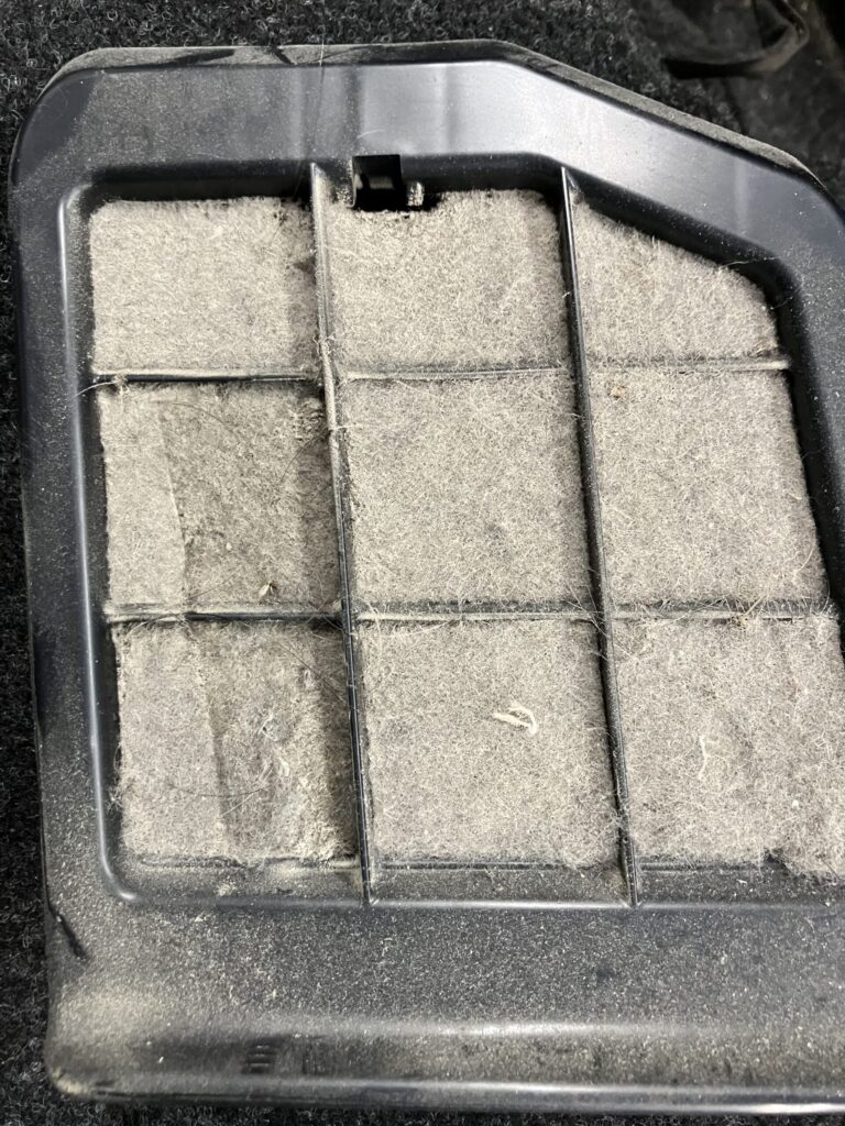 ノアハイブリッドのハイブリッドバッテリーを分解する過程の画像②