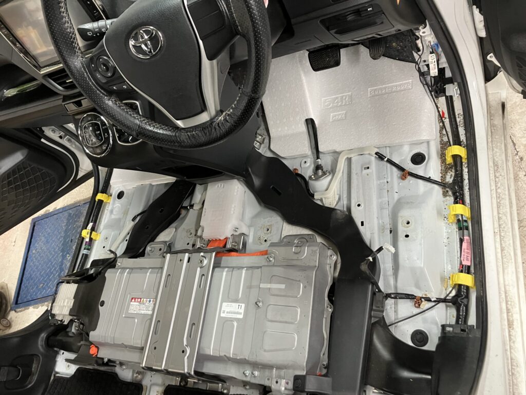 ノアハイブリッドのハイブリッドバッテリーを分解する過程の画像⑥