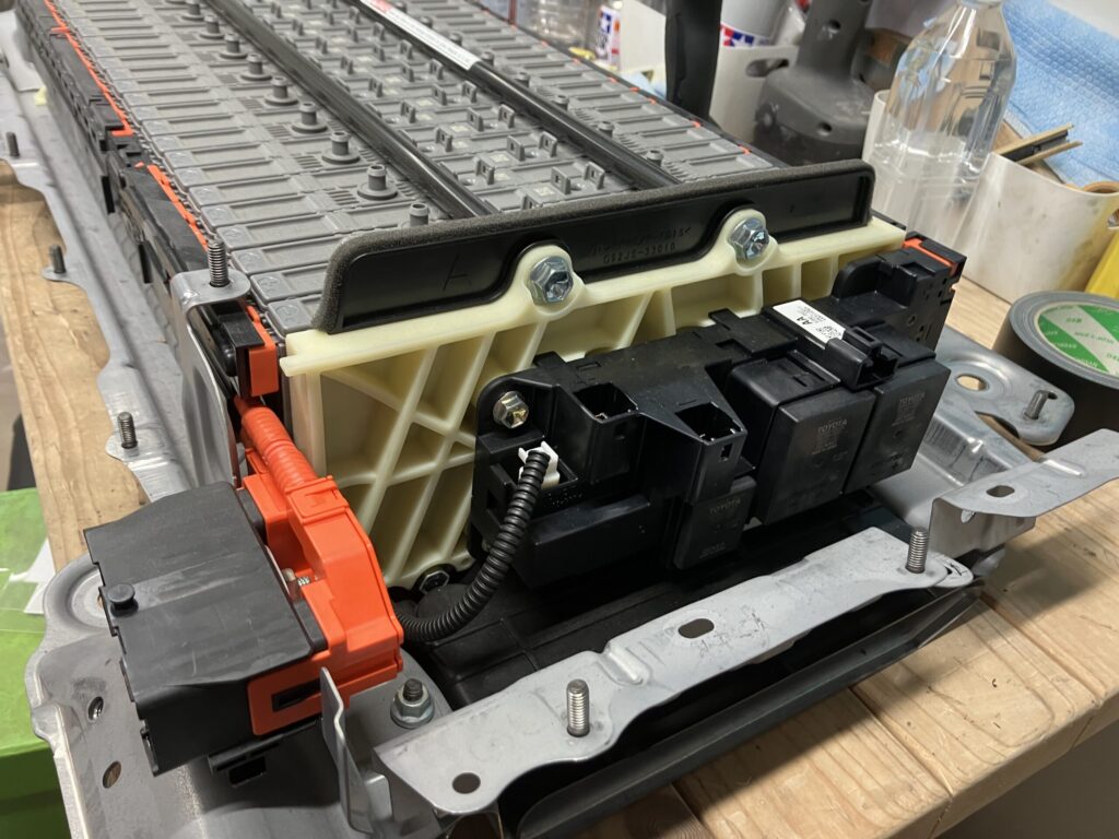 ノアハイブリッドのハイブリッドバッテリーを分解する過程の画像⑦