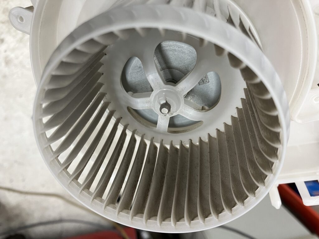 ノアハイブリッドのハイブリッドバッテリーを分解する過程の画像⑩