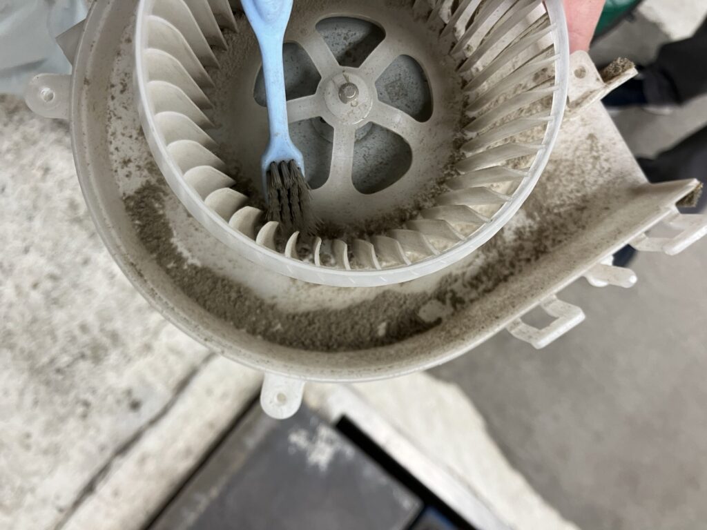 ノアハイブリッドのハイブリッドバッテリーを分解する過程の画像⑪