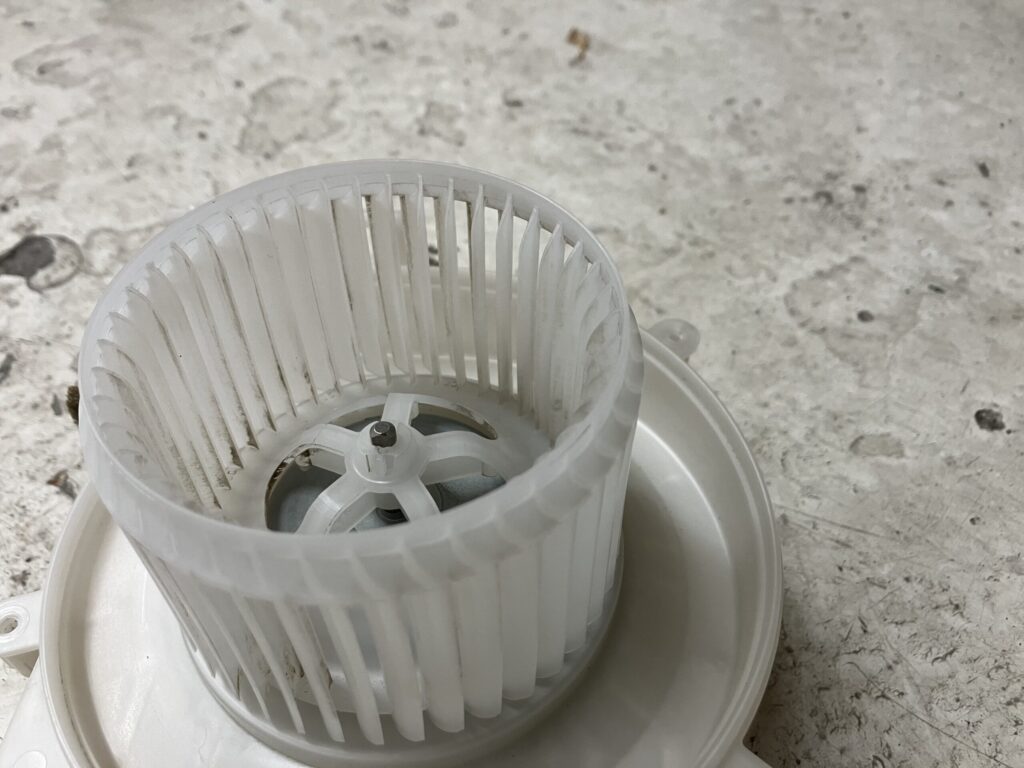 ノアハイブリッドのハイブリッドバッテリーを分解する過程の画像⑫