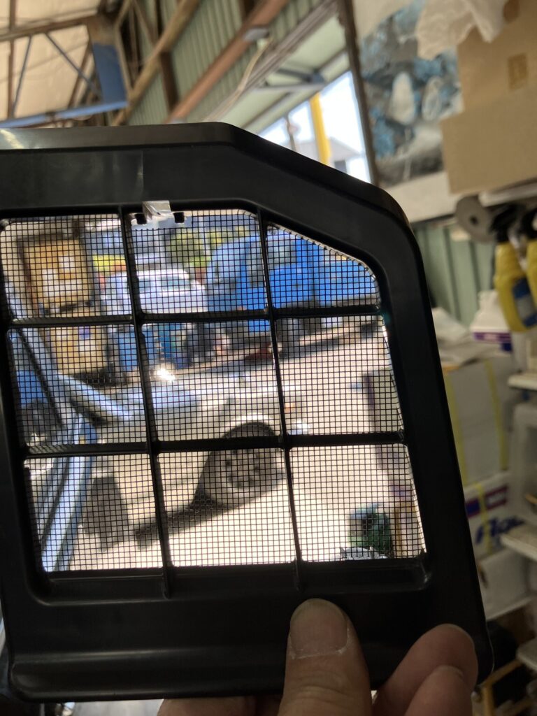 ノアハイブリッドのハイブリッドバッテリーを分解する過程の画像③